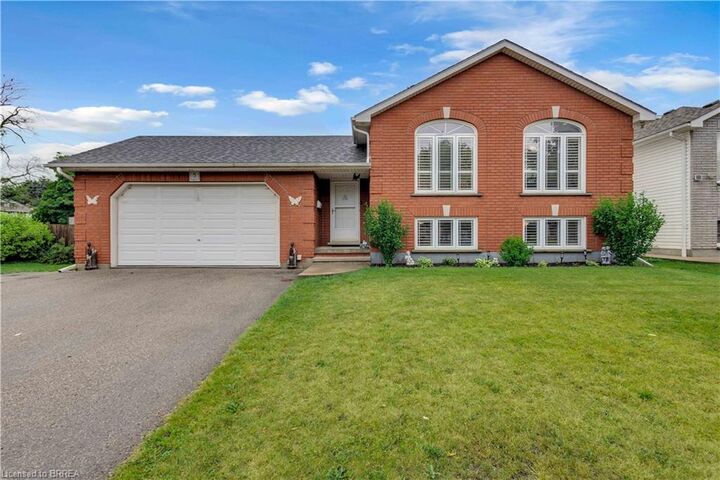 Property Photo: 5 Passmore Court ON N3S 7V3