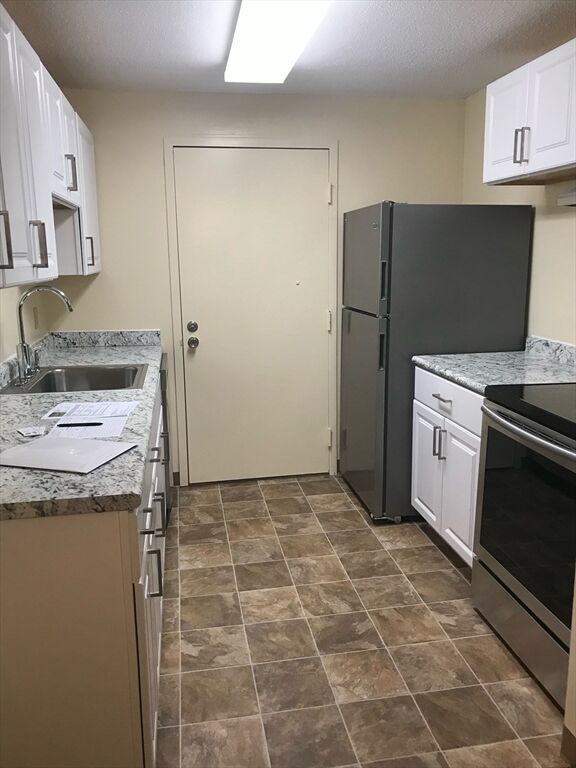 Property Photo: 6 Post Oak Ln 8 MA 01760