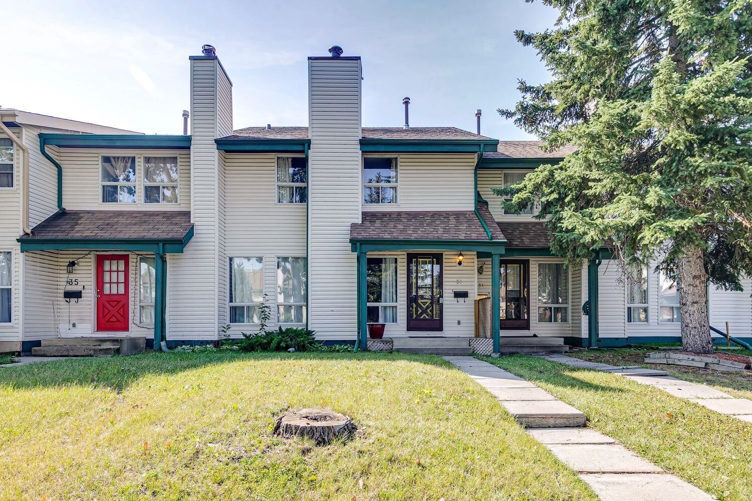 Property Photo: 33 Woodhill Court SW AB T2W 3P1