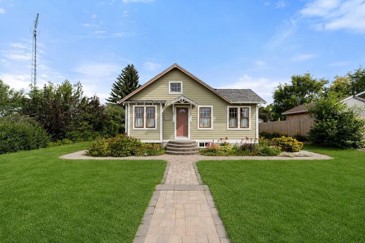 5038 47 Street — photo 1
