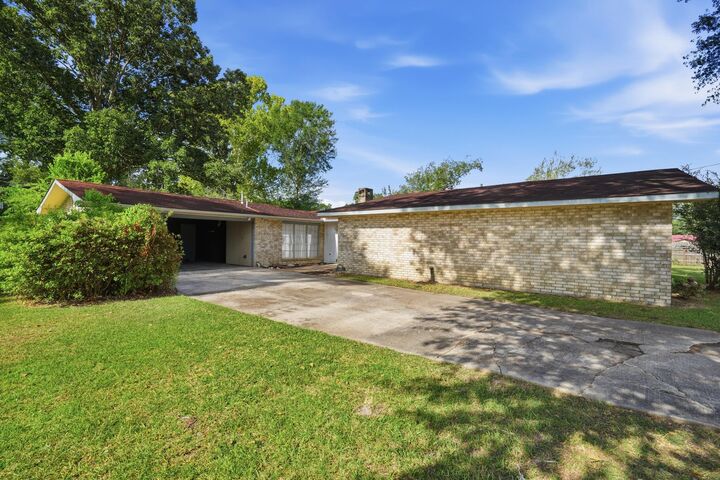 Property Photo: 210 Henderson LA 70634