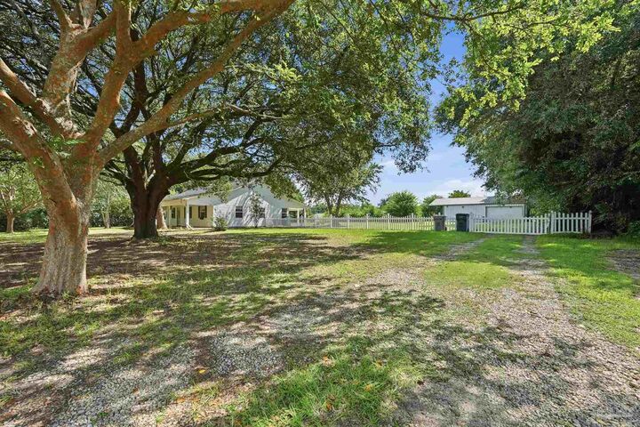 Property Photo: 2240 Riddle Rd FL 32533