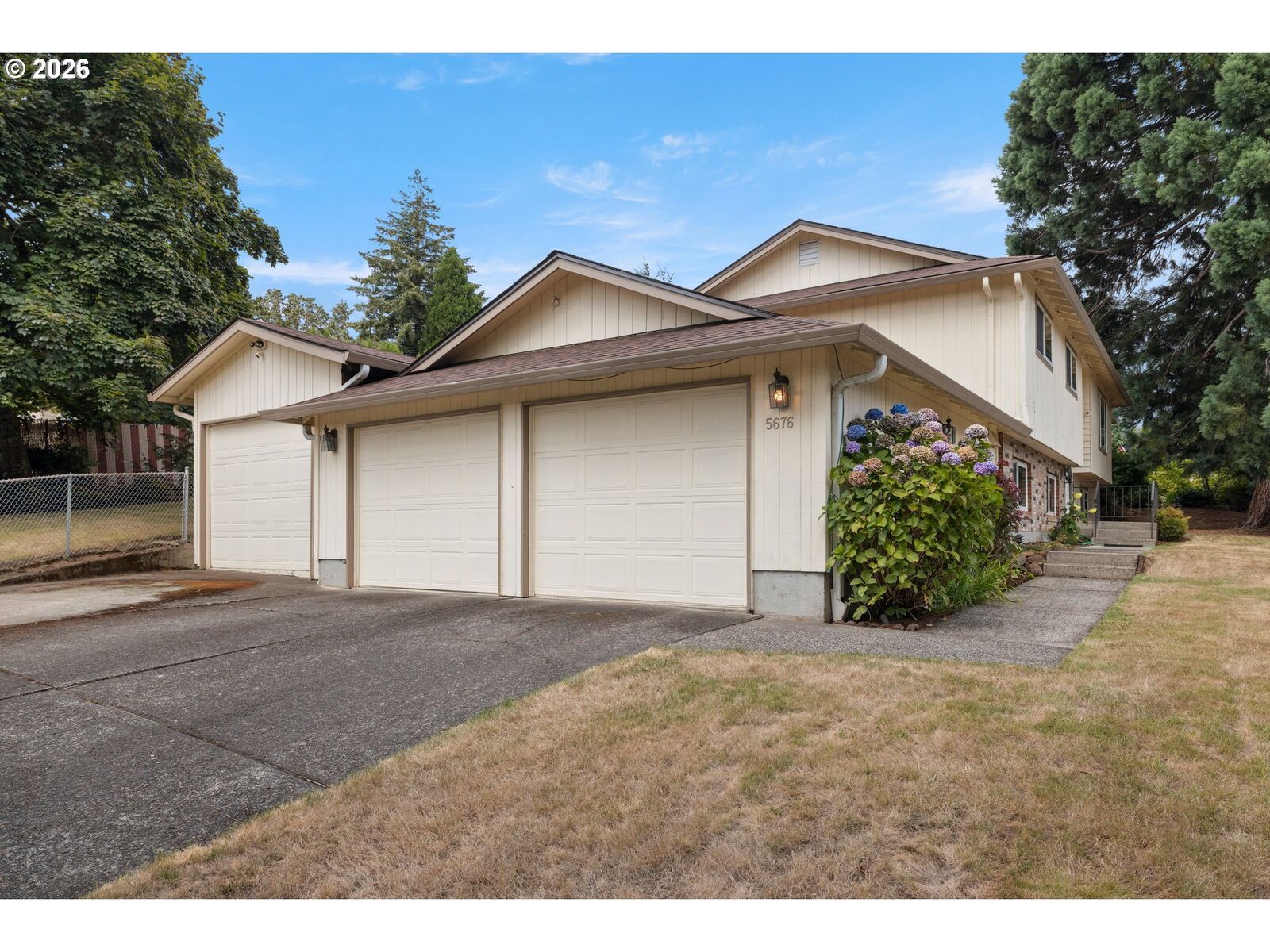 Property Photo:  5676 SE Hillwood Cir  OR 97267 