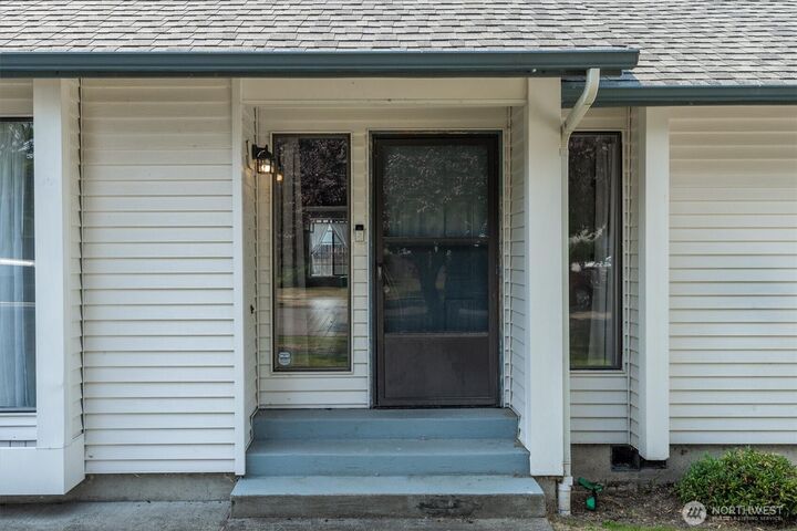 Property Photo: 2427 Hickory Avenue WA 98632