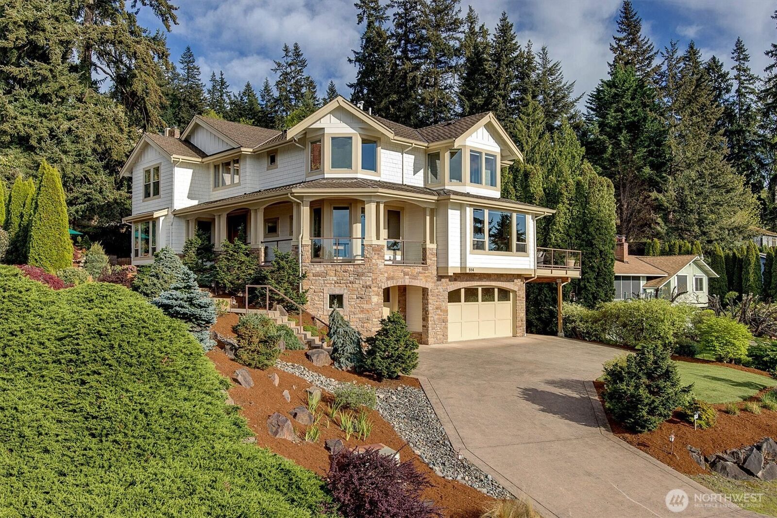 Property Photo:  514  205th Avenue NE  WA 98074 