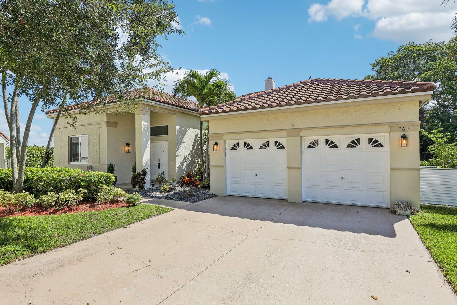 Property Photo: 762 Heritage Drive FL 33326