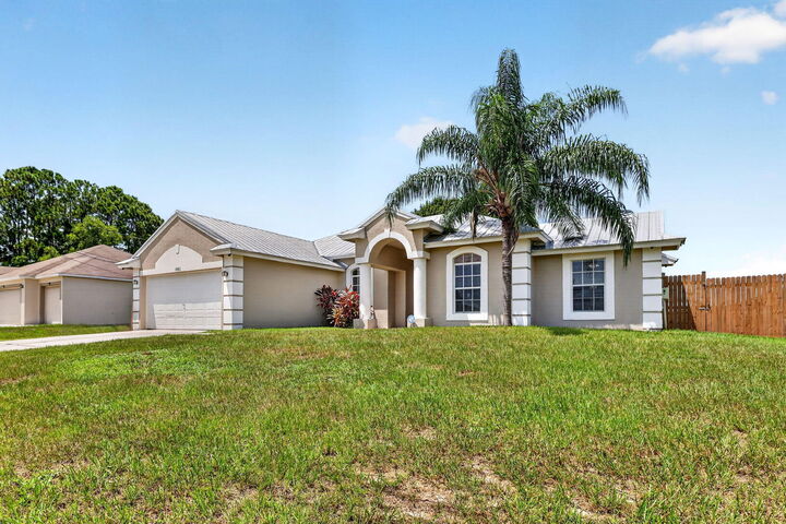 Property Photo: 1561 SW Gadsan Avenue FL 34953