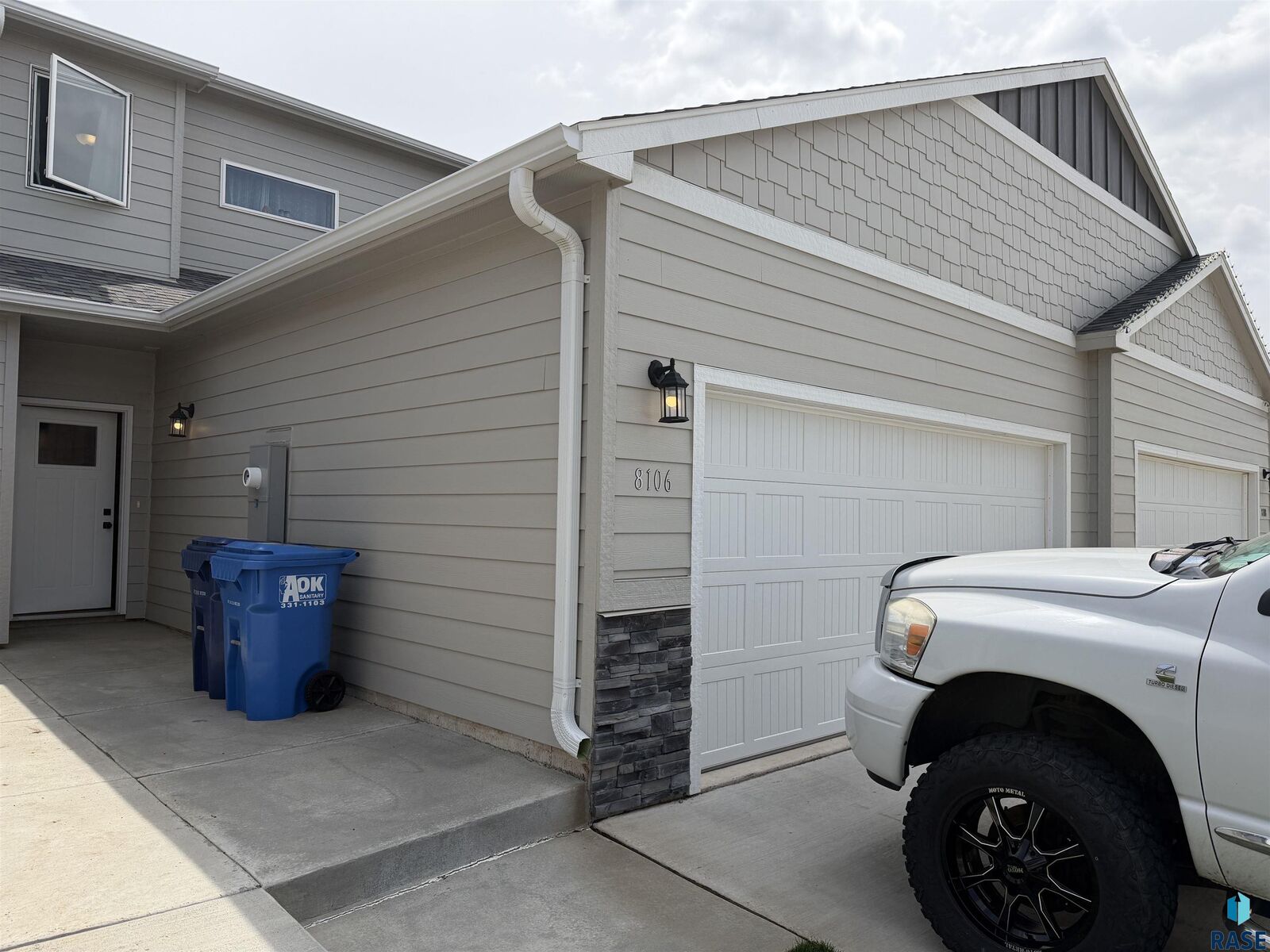 Property Photo:  8106 E Tencate Pl  SD 57110 