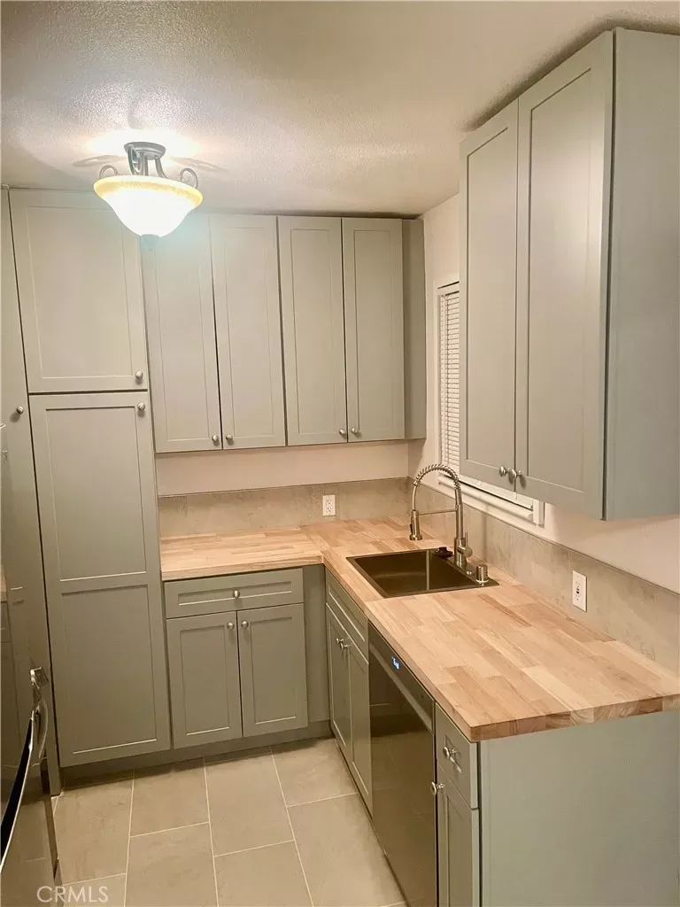 Property Photo:  5758 Vineland Avenue  CA 91601 