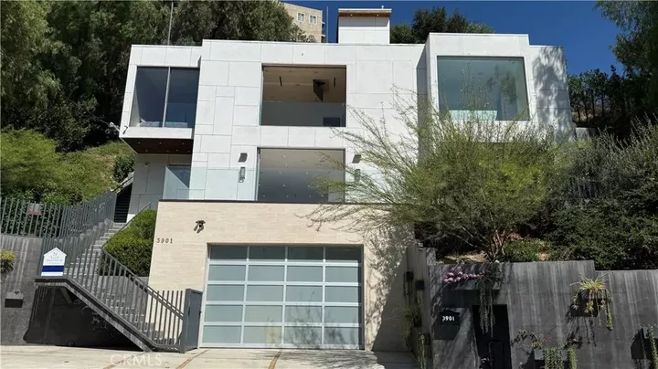 Property Photo:  3901 Avenida Del Sol  CA 91604 