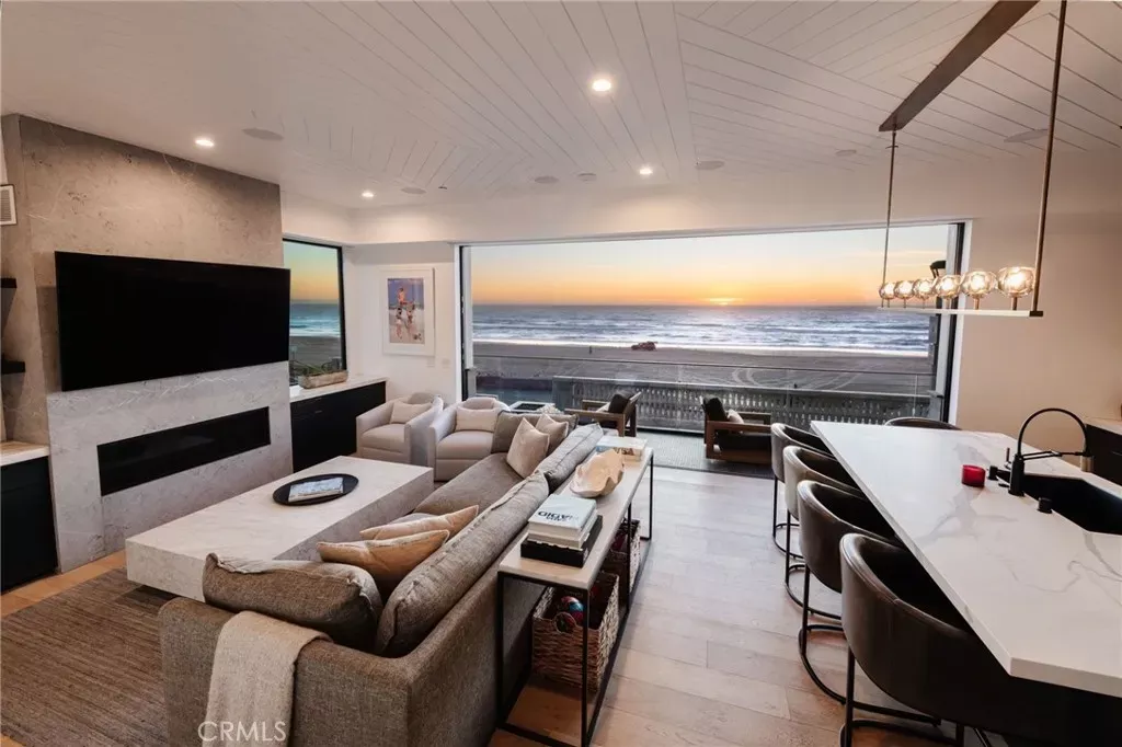 Property Photo: 2200 The Strand A CA 90266