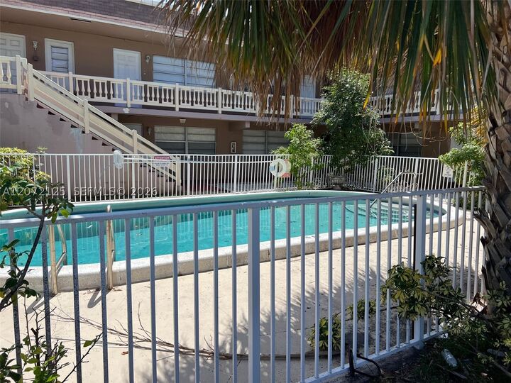 Property Photo: 241 SE 9th Ave 109 FL 33060