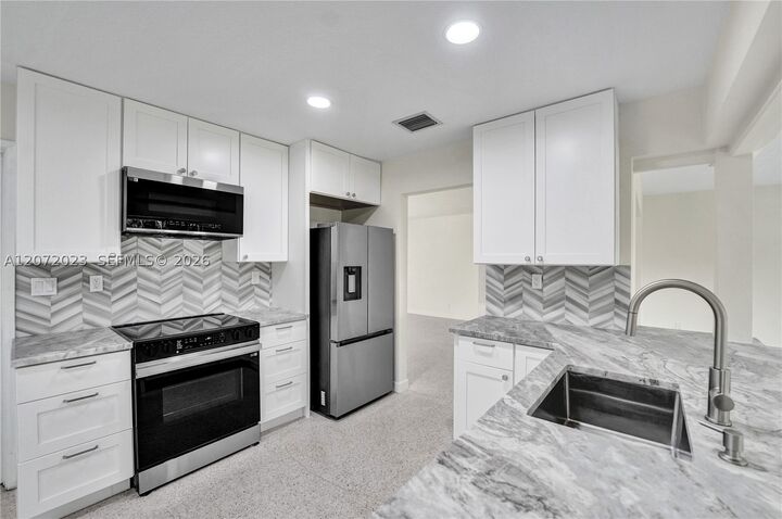 Property Photo:  1524 NE 37th St  FL 33334 