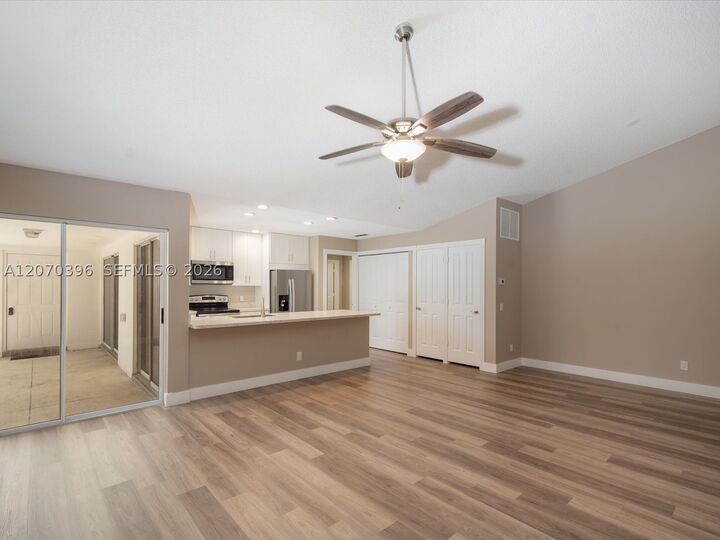 Property Photo: 1404 Silverleaf Oak Ct FL 33410