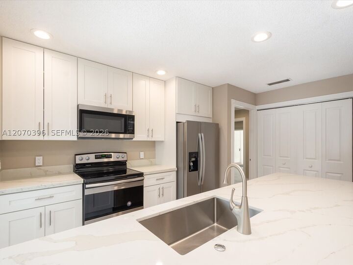 Property Photo:  1404 Silverleaf Oak Ct  FL 33410 