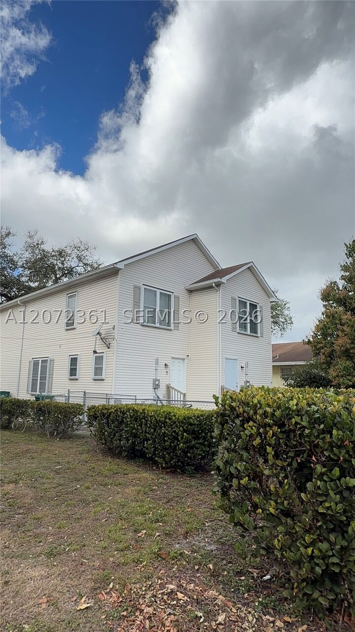 Property Photo:  1600 SW 44th Ave  FL 33317 