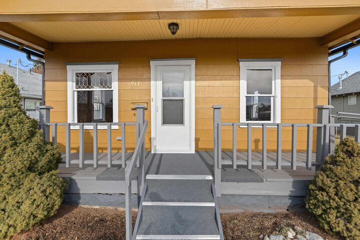 Property Photo: 917 E Longfellow Ave WA 99207