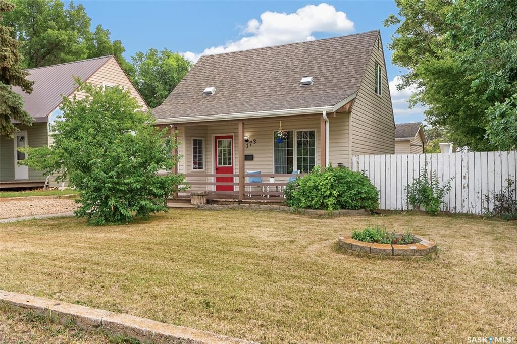 Property Photo:  1173 4th Avenue NE  SK S6H 1J2 