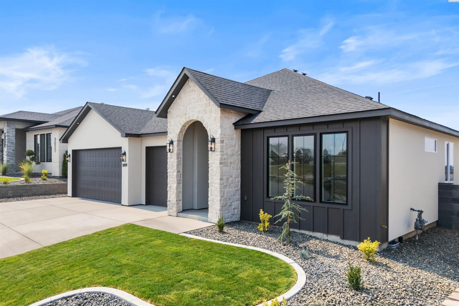 Property Photo:  3009 Whitesage Ave  WA 99352 