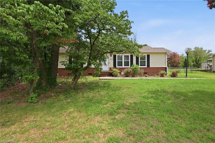 Property Photo:  2915 Moser Road  NC 27406 