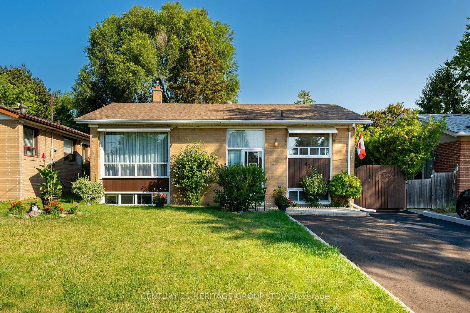 Property Photo:  417 Paliser Crescent S  ON L4C 1S2 