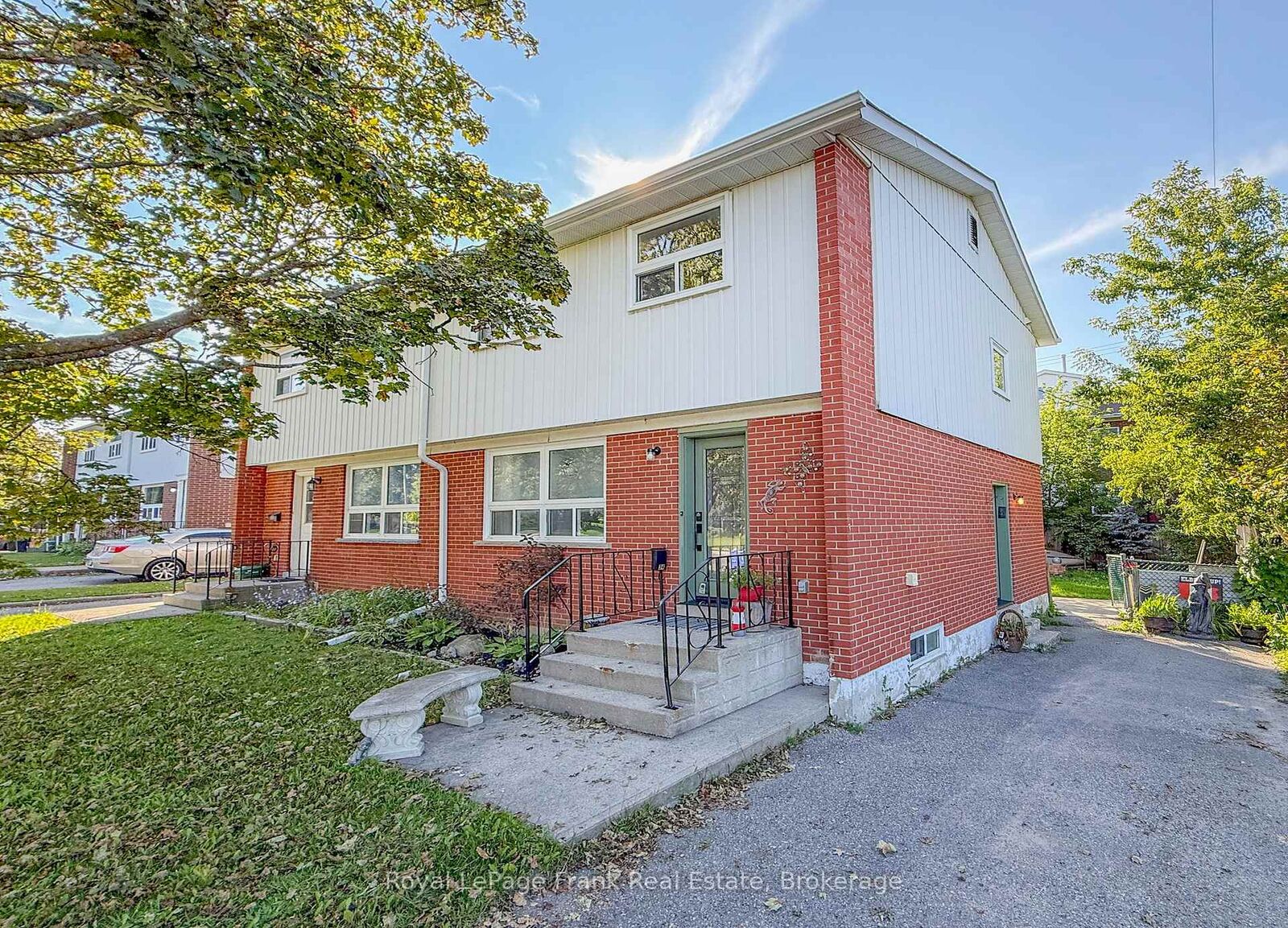 Property Photo: 34 Northlin Park Road ON K9V 4P3