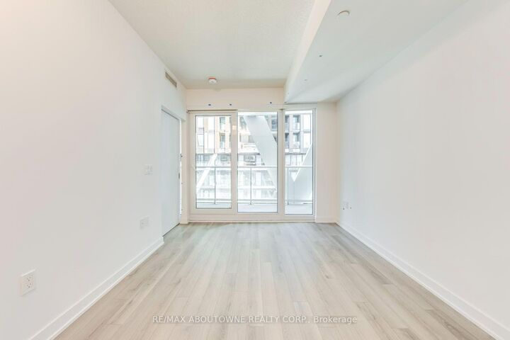 Property Photo:  230 Simcoe Street 1327  ON M5T 0G7 