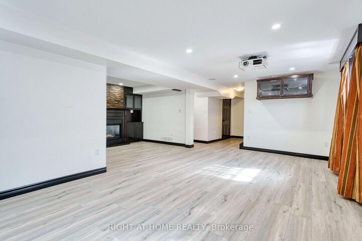 Property Photo: 546 Maplewood Lane ON N6H 0A7
