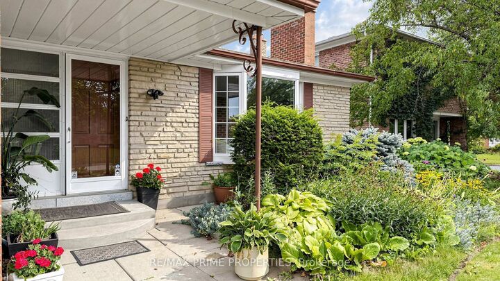 Property Photo: 3 Leeswood Crescent E ON M1S 2P4