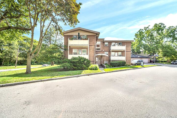 Property Photo: 135 Kingsway Crescent 4 ON M8X 2S3