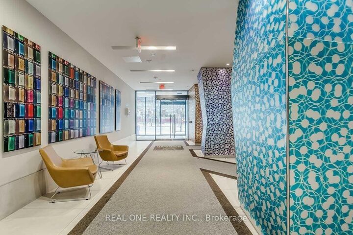 Property Photo:  832 Bay Street 3703  ON M5S 1Z6 