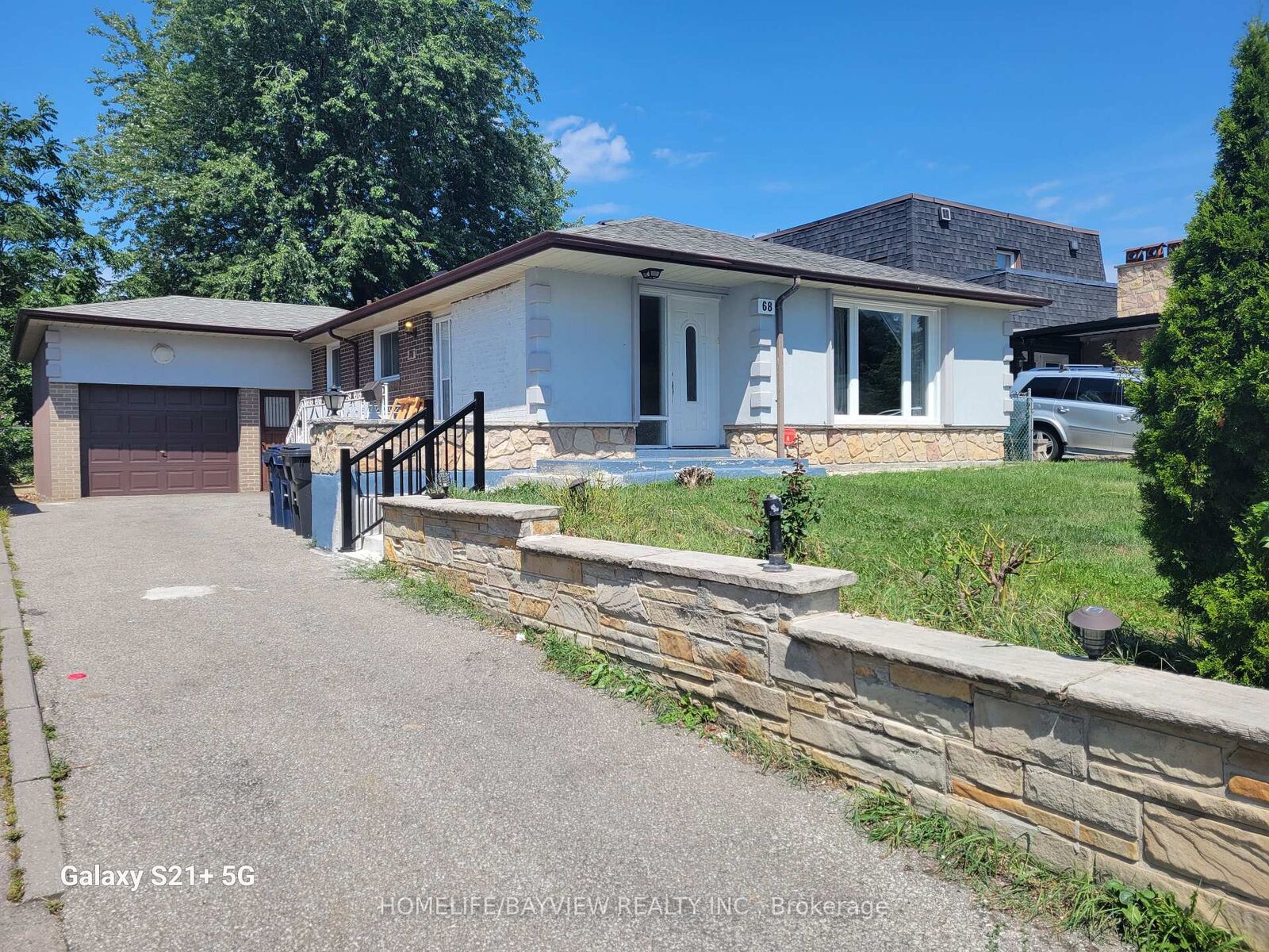 Property Photo:  68 Broadoaks(Main Floor Only) Drive  ON M3J 1E4 