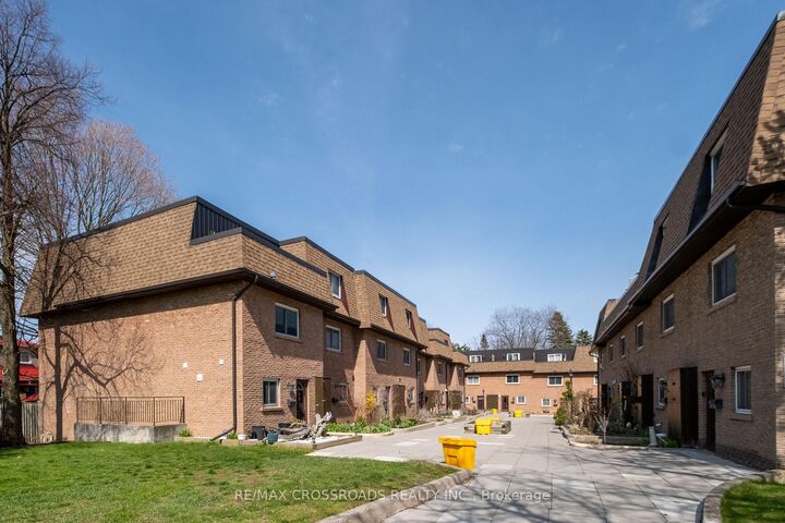 Property Photo: 20 Hainford Street 7 ON M1E 4X8