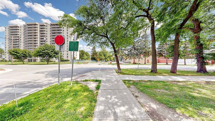 Property Photo: 1101 Steeles Avenue W Ph103 ON M2R 3W5