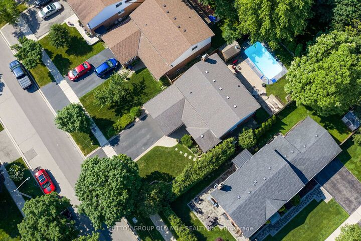 Property Photo: 853 Kowal Drive ON L5H 3T3