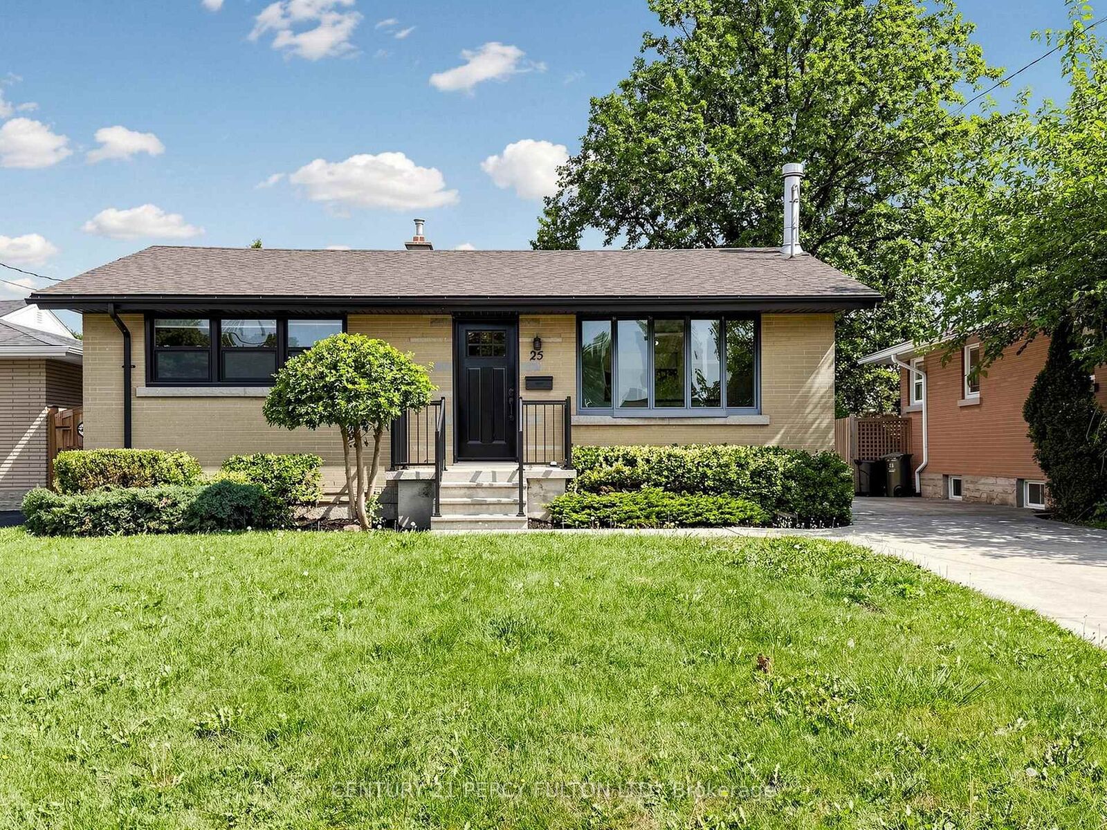 Property Photo:  25 Kenwood Crescent  ON L8T 1W3 