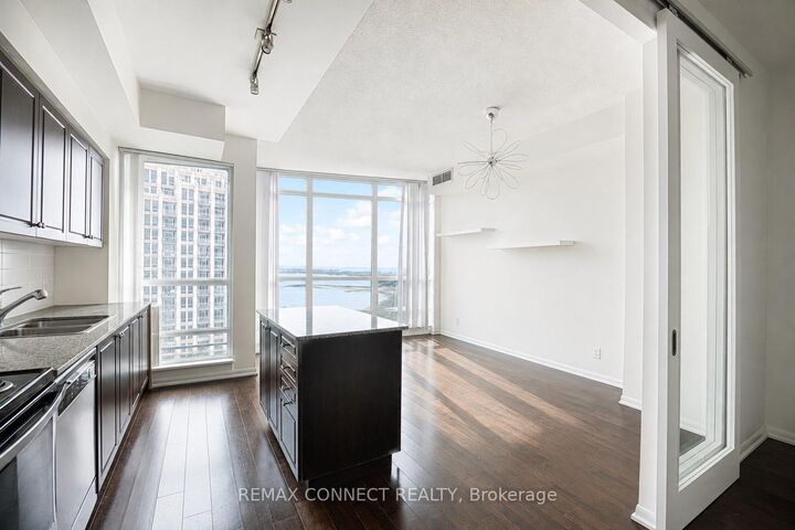 Property Photo:  215 Fort York Boulevard 3103  ON M5V 4A2 