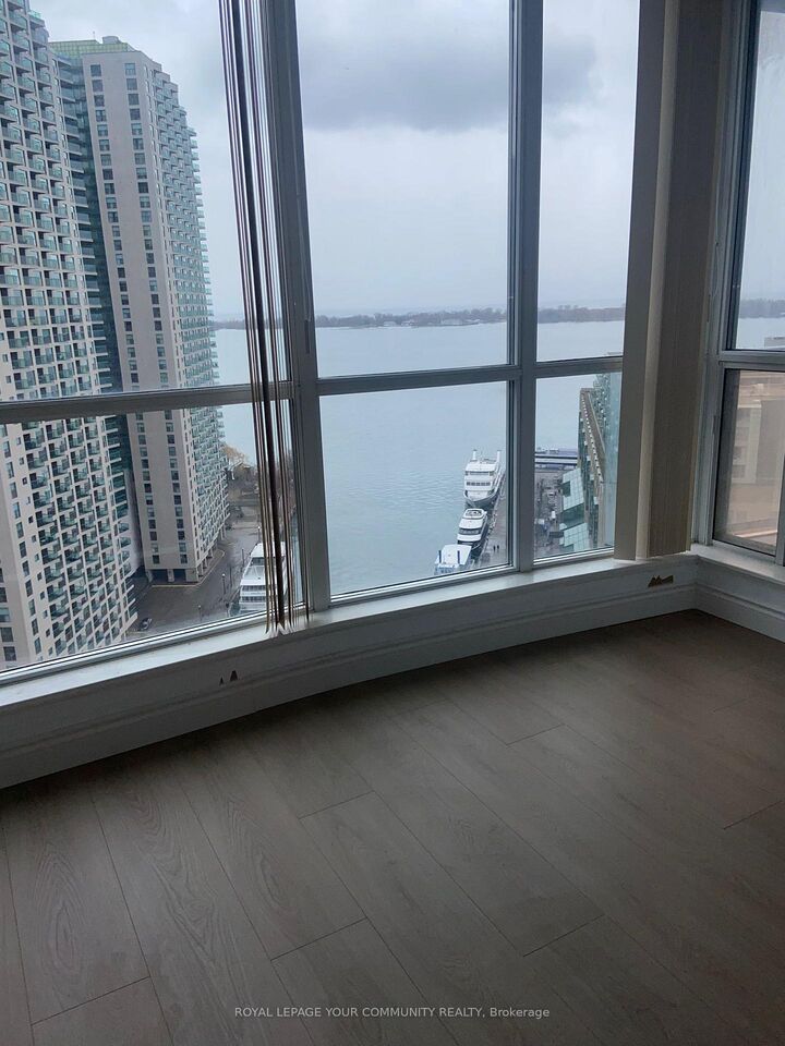 Photo de la propriété: 8 York Street 2206 ON M5J 2Y2
