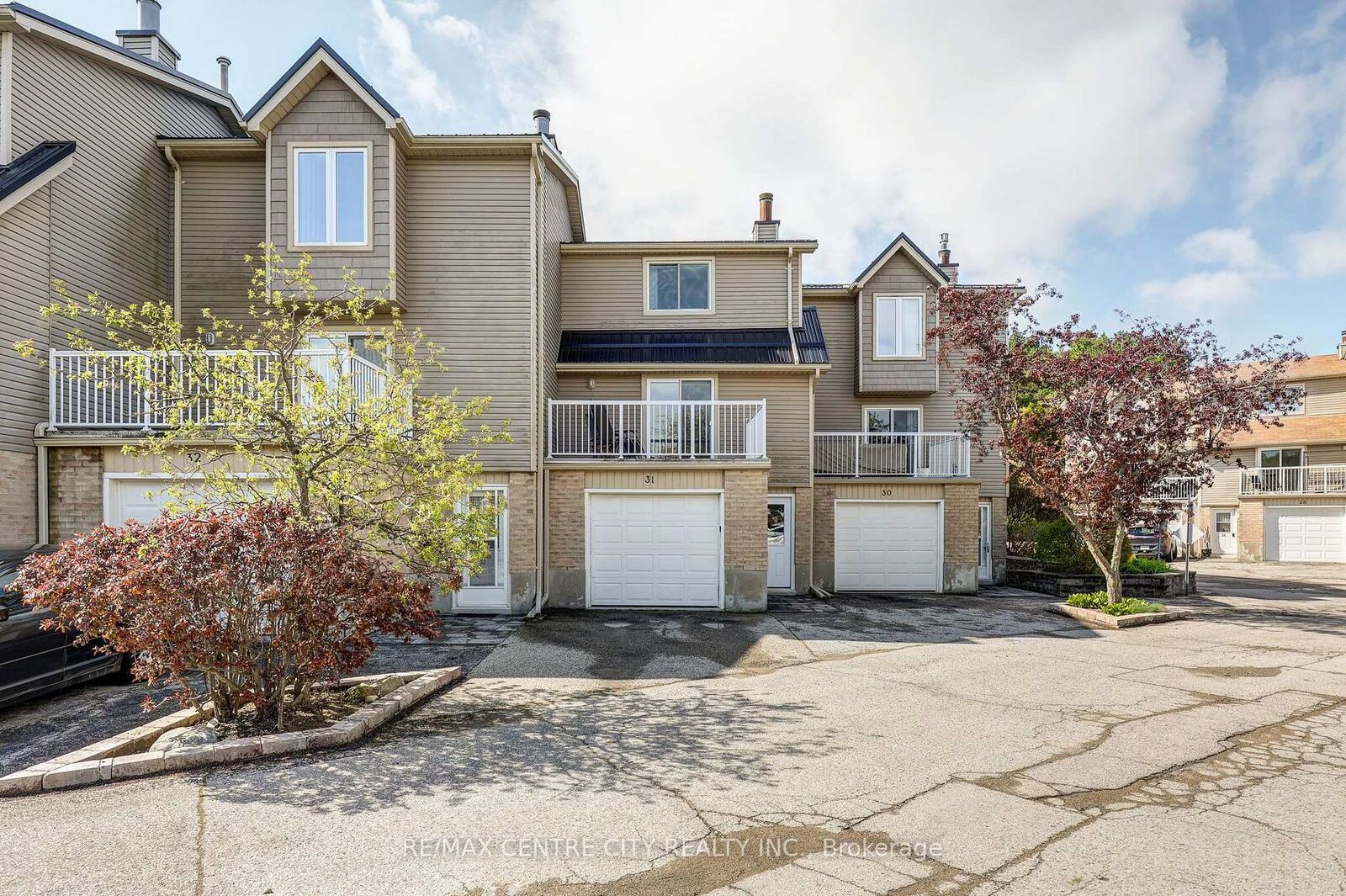 Photo de la propriété:  301 Carlow Road 31  ON N5L 1B7 