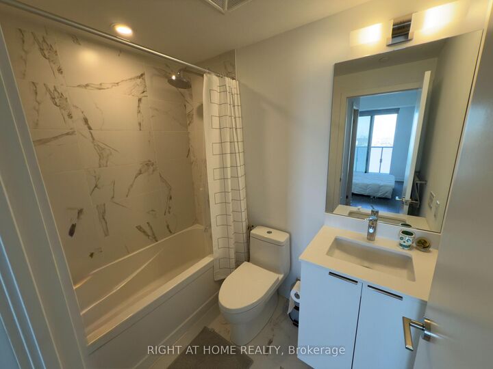Property Photo:  8 Olympic Garden Drive S2702  ON M2M 0B9 