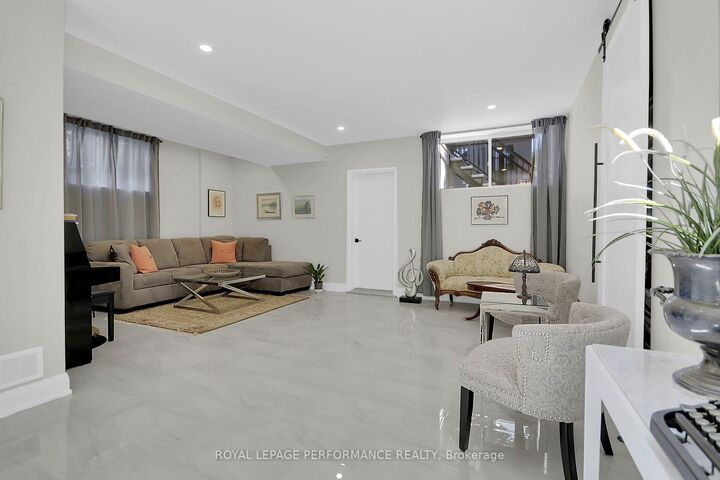 Property Photo:  525 Edison Avenue  ON K2A 1V3 