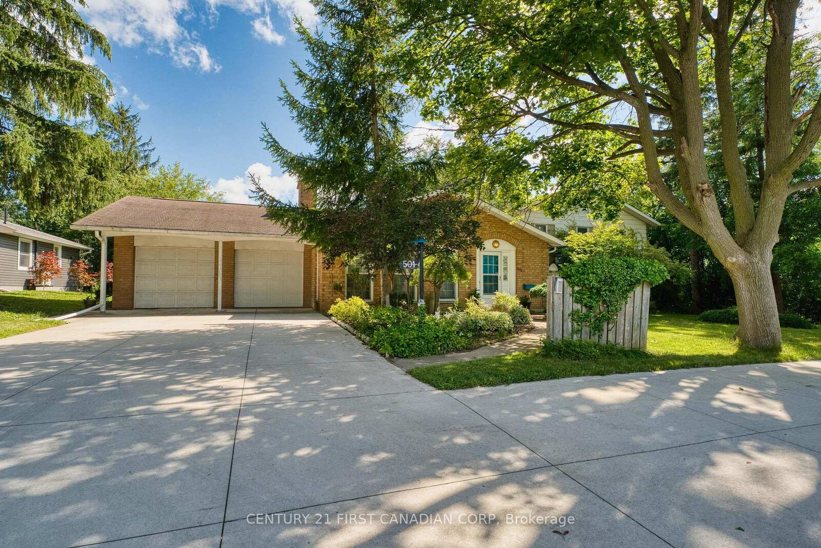 Property Photo: 501 Commissioners Road E ON N6C 2T9