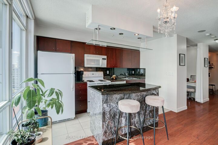 381 Front Street W 2101 — photo 1