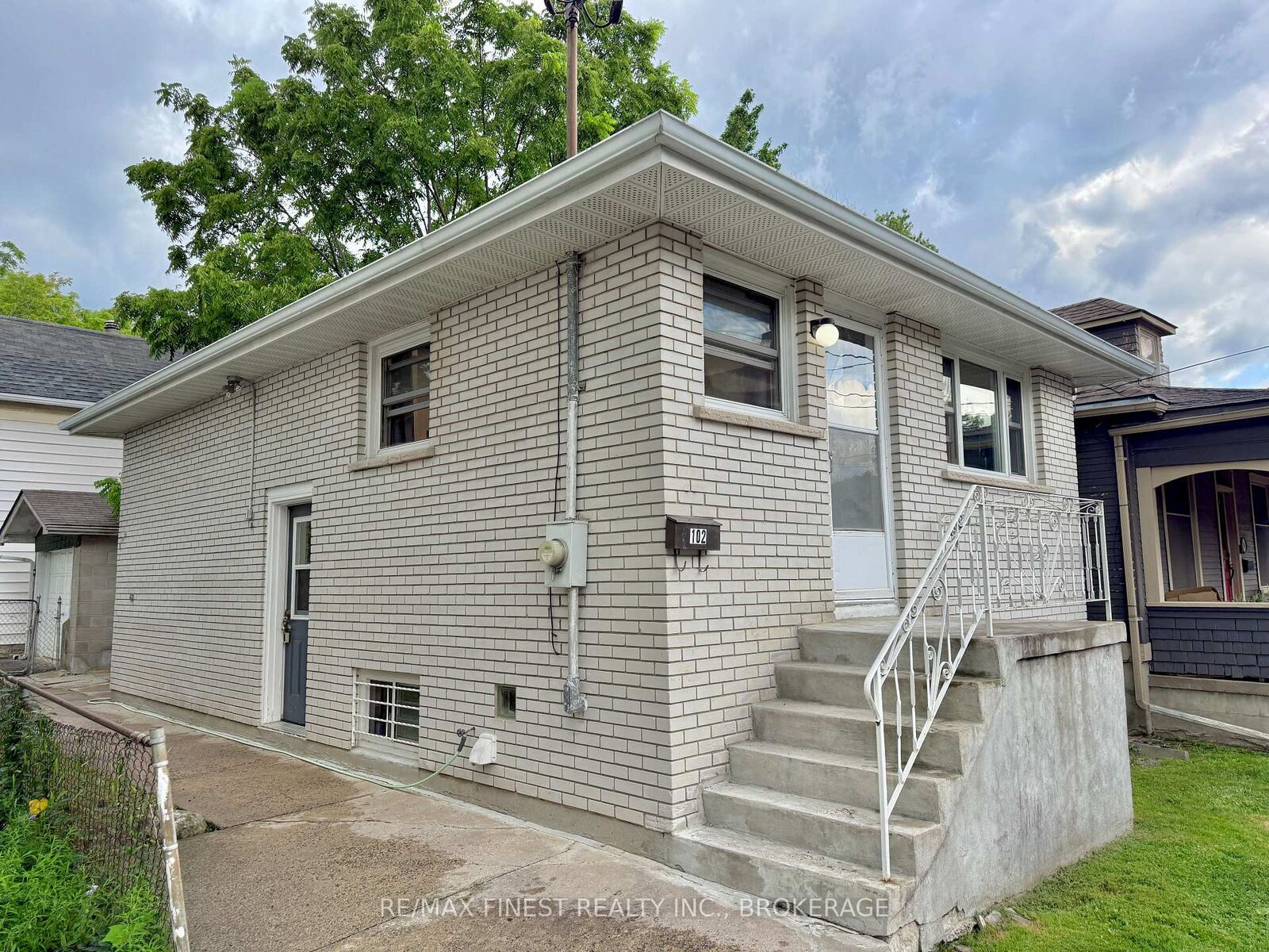 Property Photo: 102 Chatham Street ON K7K 4H3