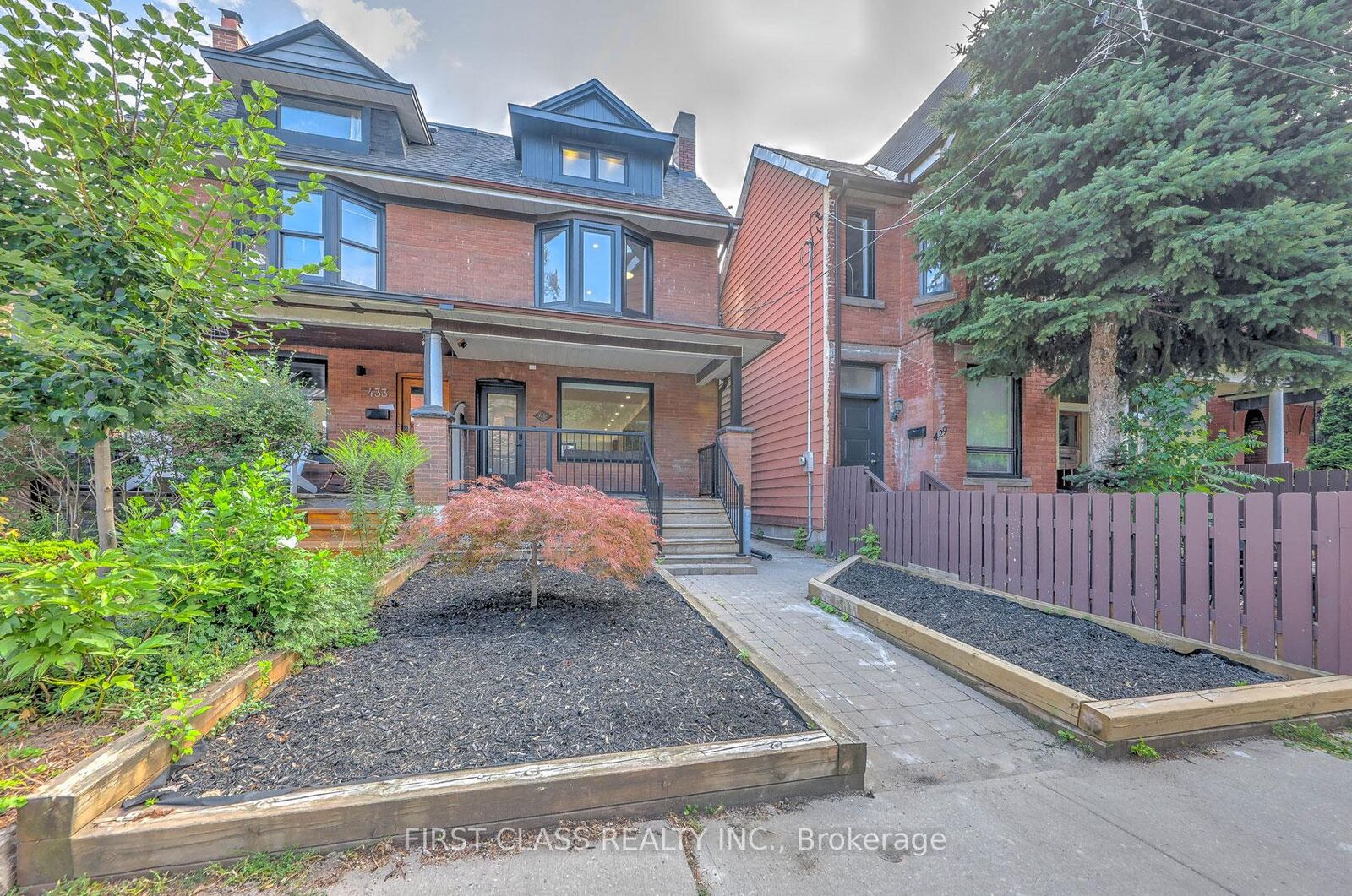 Property Photo:  431 Roxton Road Ensuite 1  ON M6G 3R5 