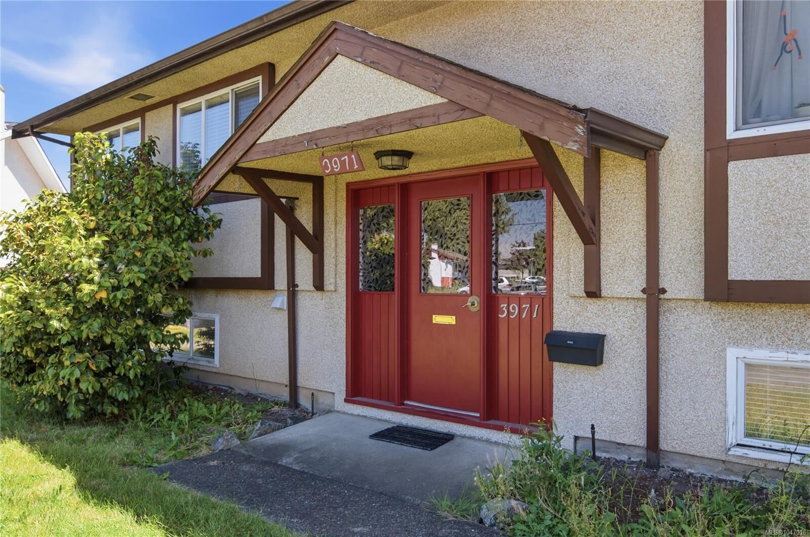 Property Photo: 3971 Cedarwood St BC V8N 3N3