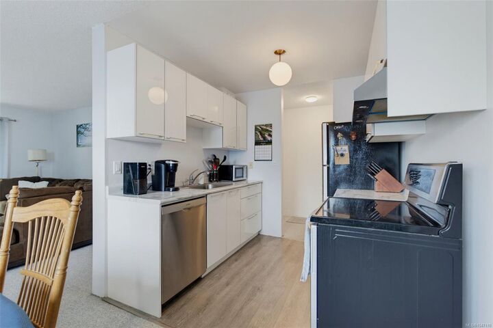Property Photo: 3255 Glasgow Ave #421 BC V8X 4S4