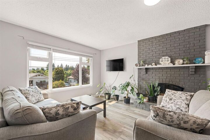 Property Photo: 524 Rosehill St #4 BC V9S 1E6
