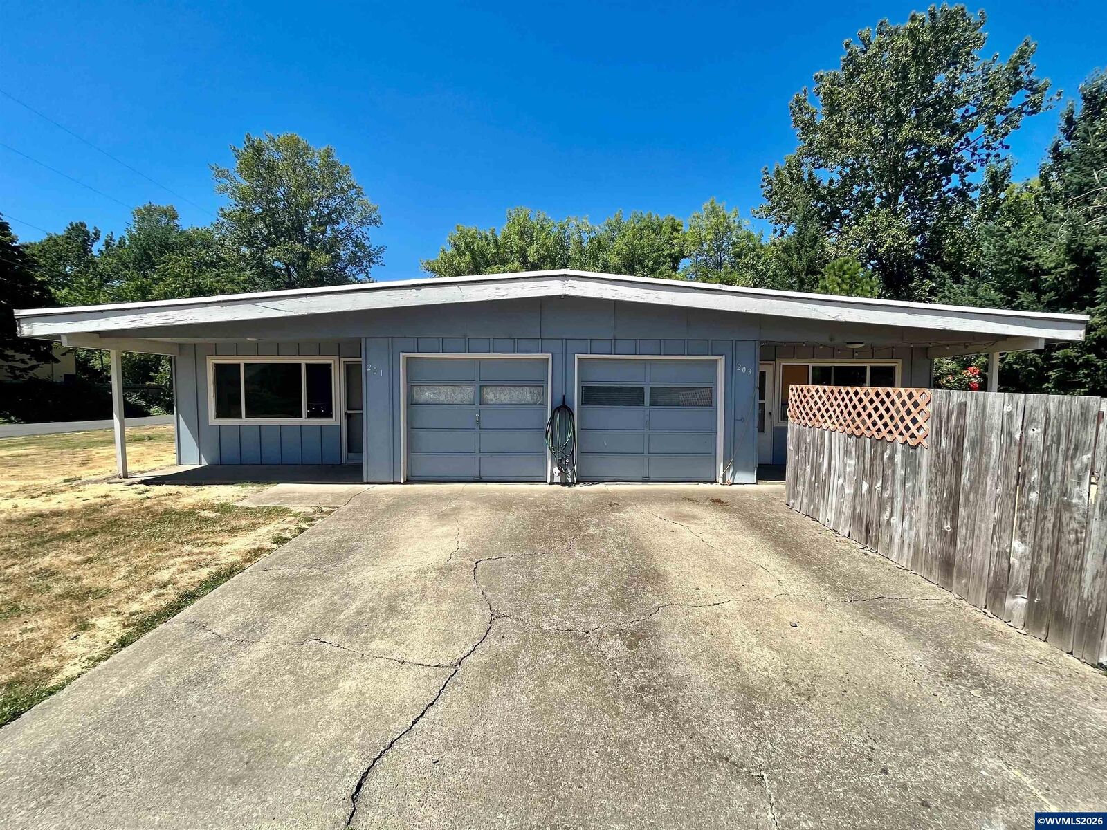 Property Photo: 201/203 SE Bridgeway Av OR 97333
