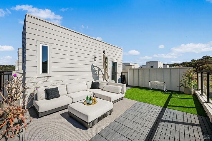 Property Photo:  646 Verandah Court  CA 94945 